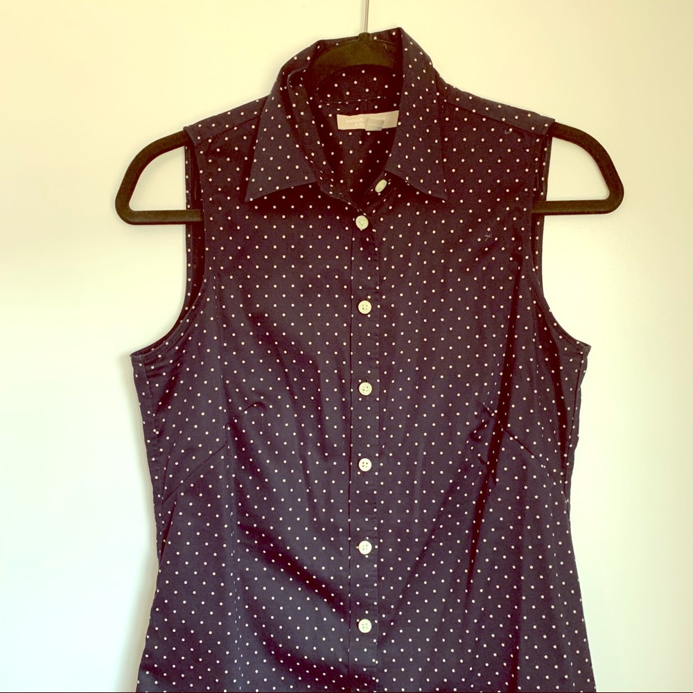 Sleeveless collared shirt